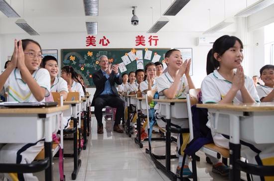 库克参观附属小学，引领未来的教育之旅探索