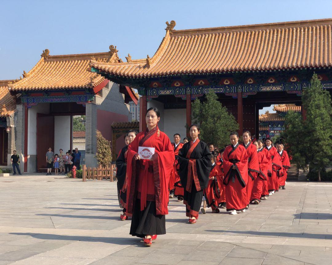 山东师范附属小学，育人为本，卓越教育传承标题