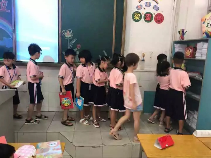 黑色彩附属小学的魅力探索