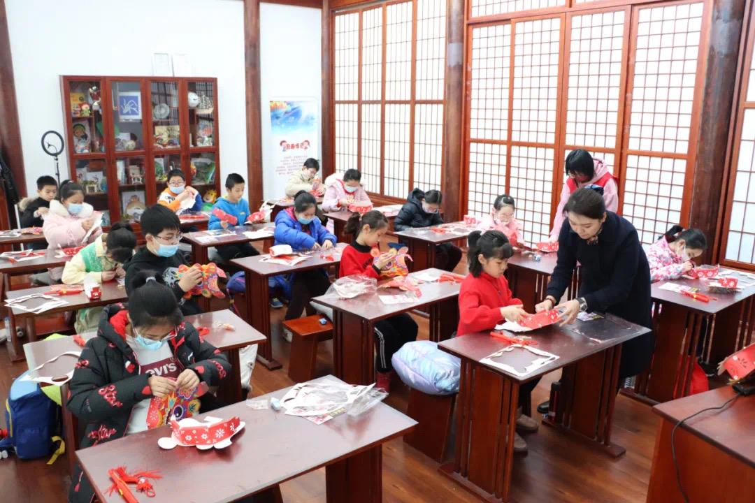 火山模拟实验激发小学生科学想象力