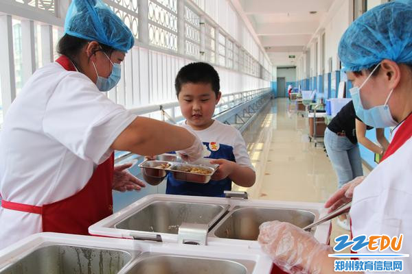 上海附属小学午餐，营养与美味的融合典范