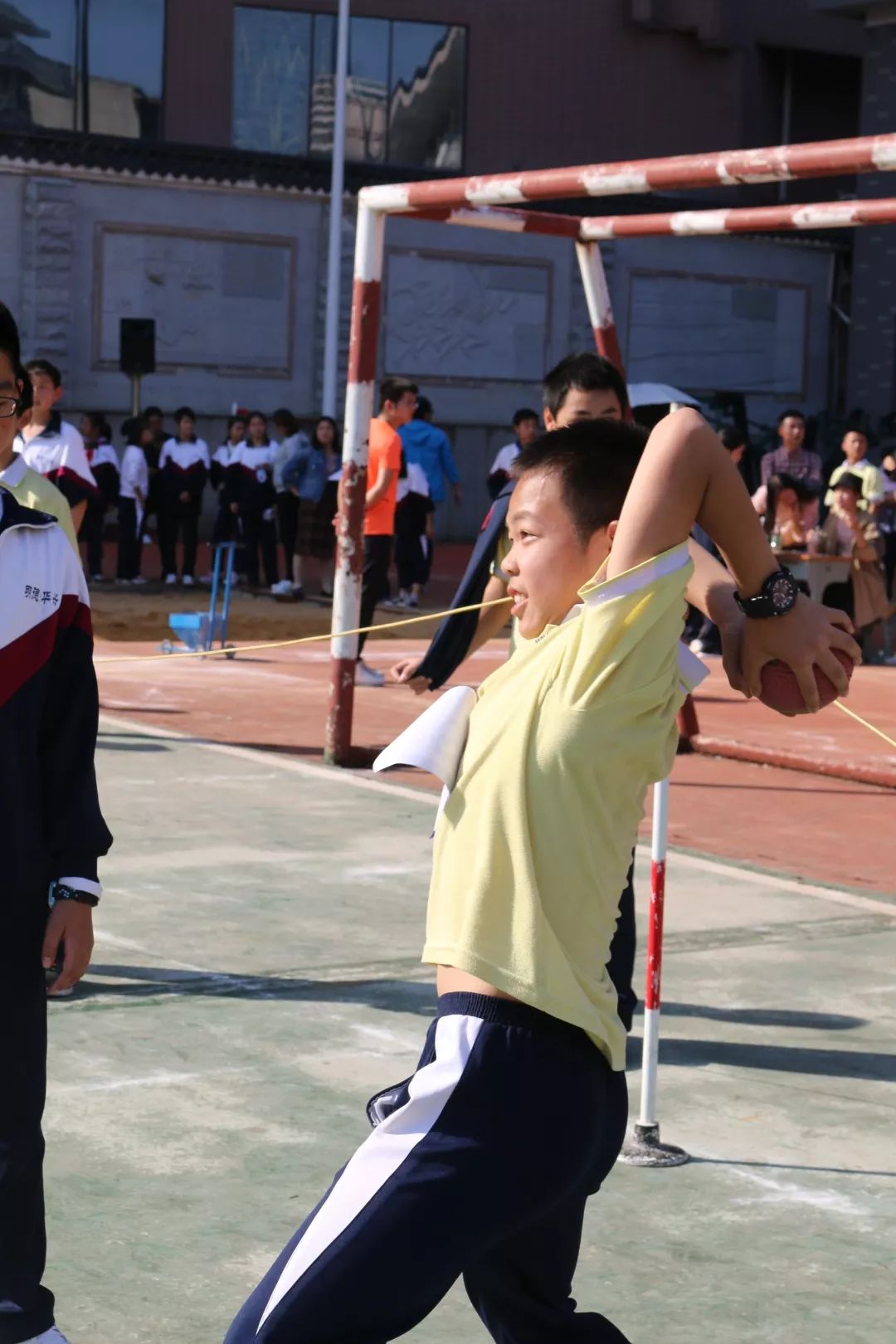 附属小学男子跳远挑战赛，极限挑战与风采展现