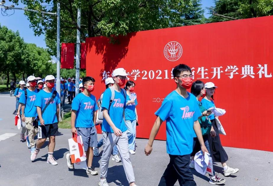 东华附属小学校长，引领之光，育人之魂的领航者