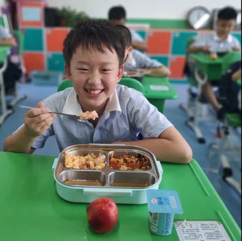 附属小学餐盒设计，健康环保美观午餐新体验