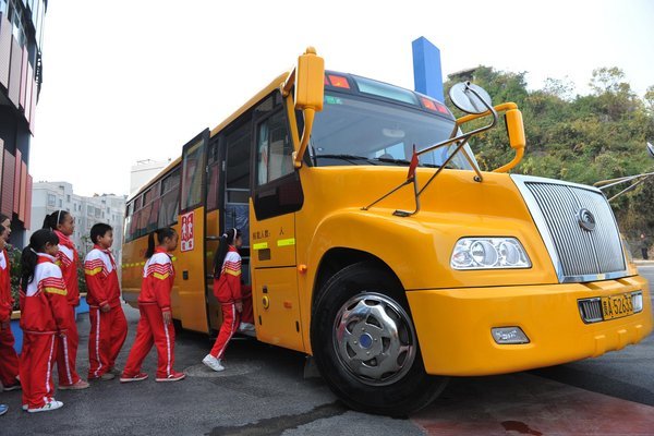 广大附属小学校车，安全与教育同行