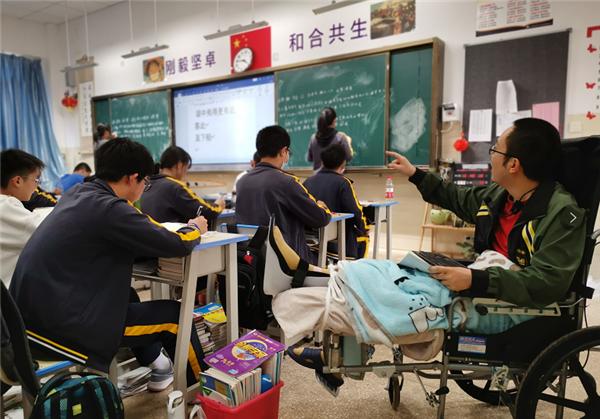 工程附属小学礼服定制，塑造学生精神风貌的关键环节