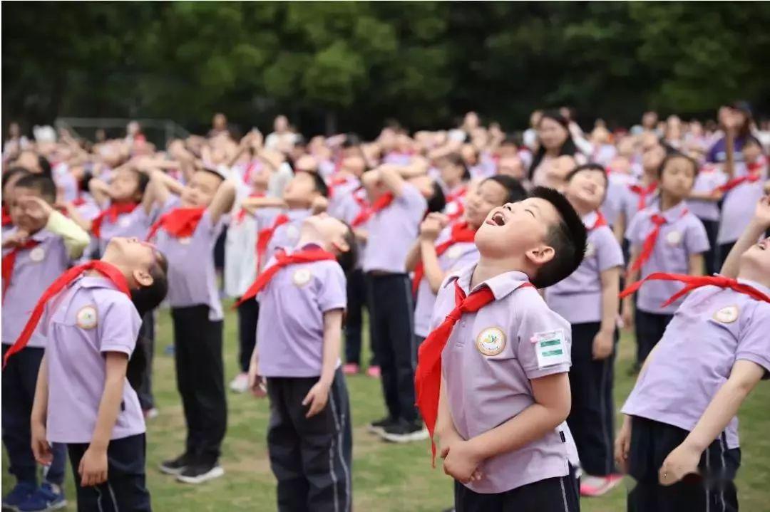 附属小学与校服，校园文化的独特印记展现