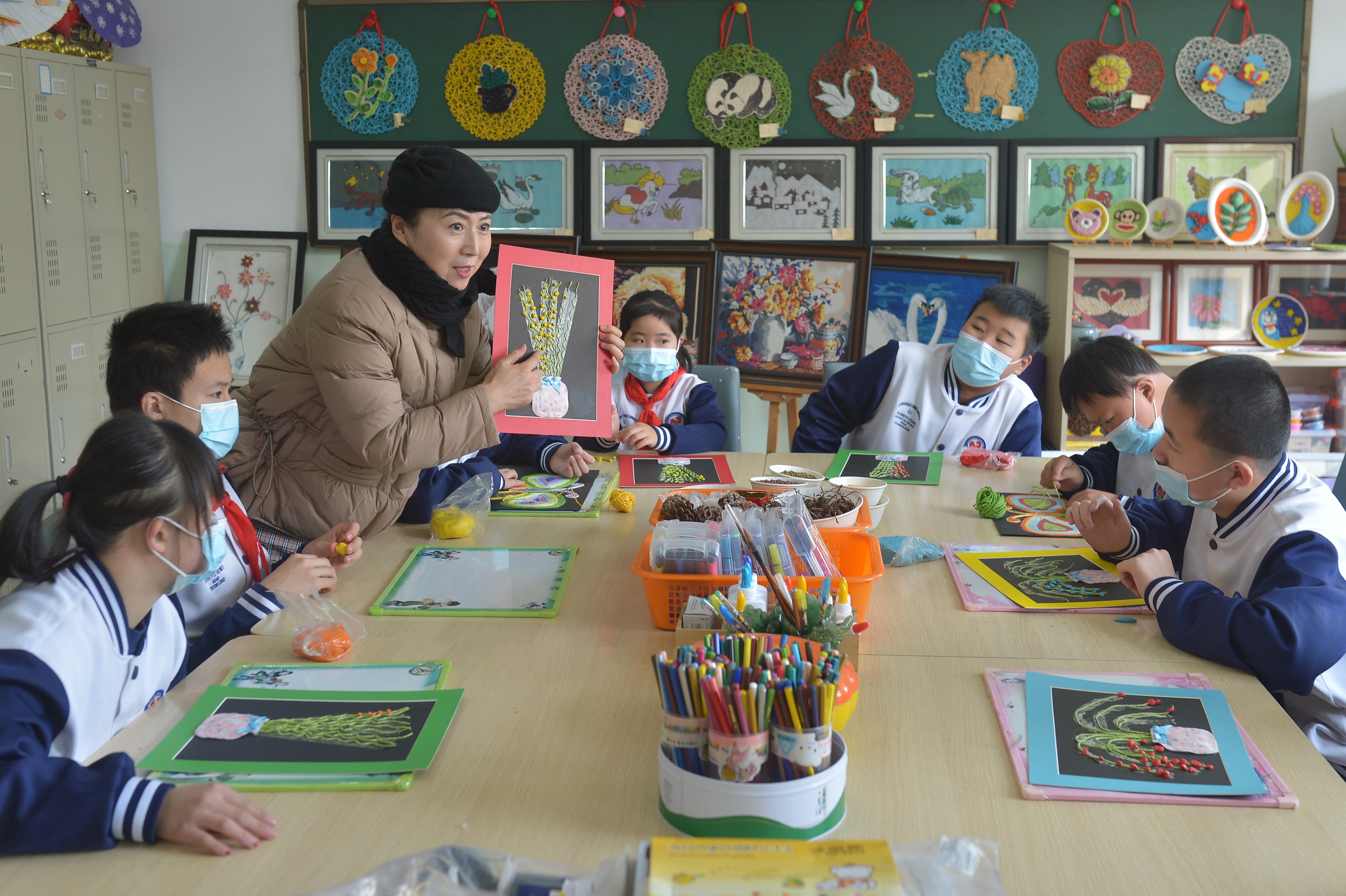 塑造心灵的艺术导师，附属小学美术老师之旅